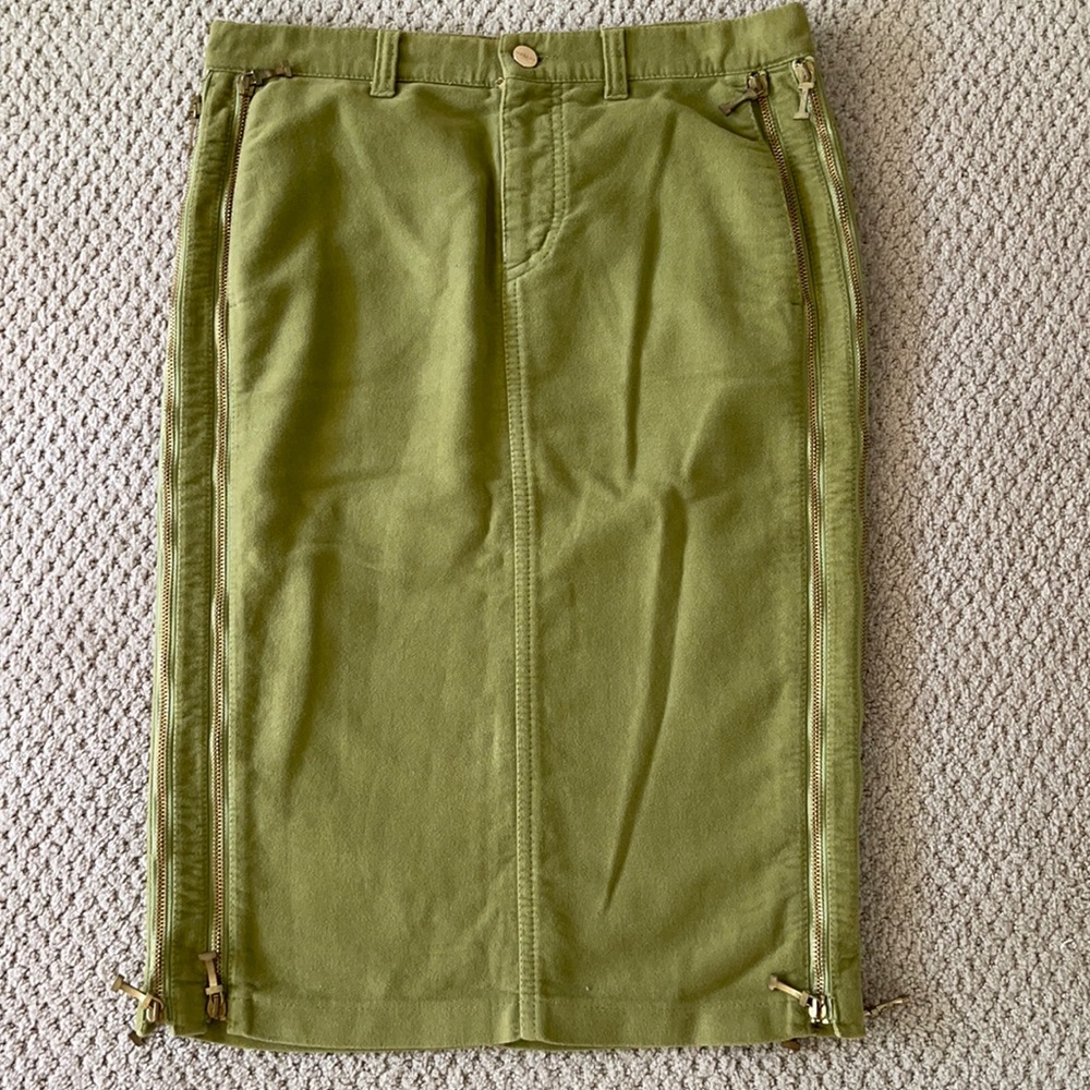 A cute pencil skirt by Iceberg. Has two front and back pockets. Length is 24”